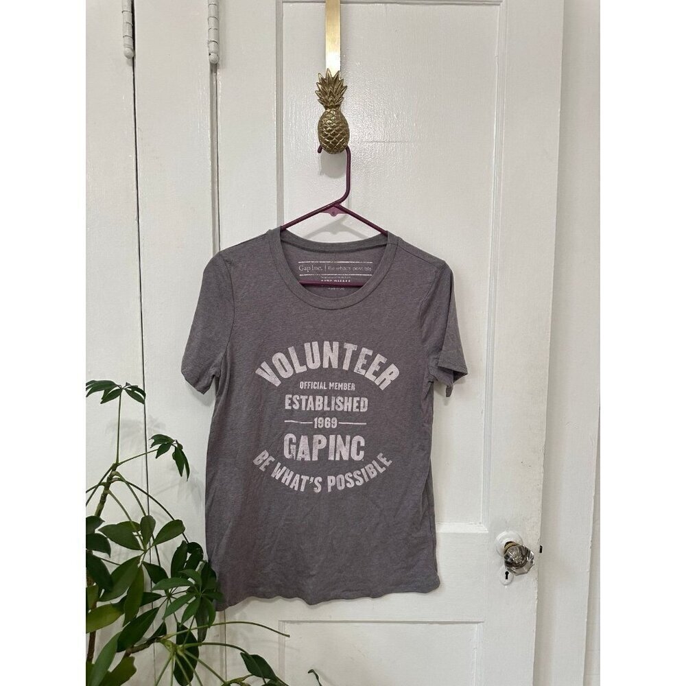 Gap women’s size small Volunteer t-shirt